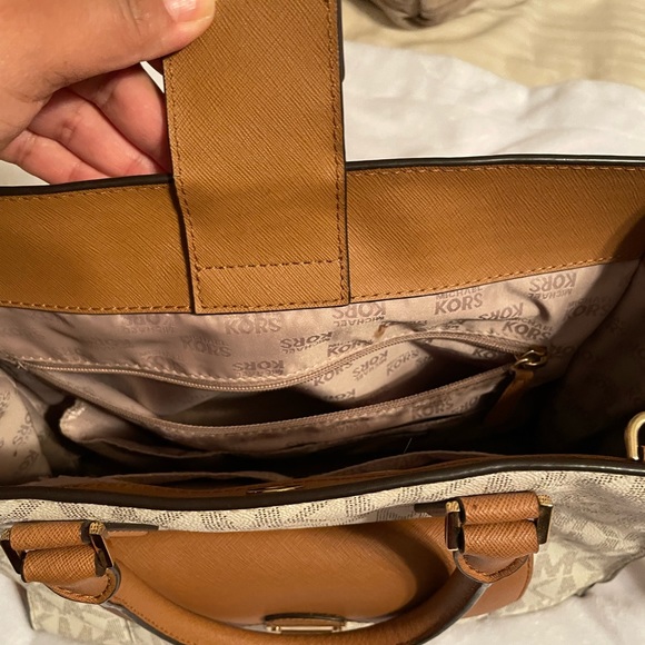 2 Michael kors bags - Picture 7 of 16